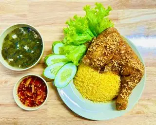 Hình ảnh Cơm Đùi Gà Lớn Sốt Mắm Tỏi