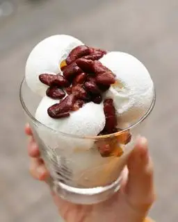 Hình ảnh Kem dừa non trân châu đậu đỏ