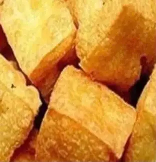 Đậu hủ chiên (4 viên) - 12.000 ₫ tại Ăn Vặt Xiên Que Nhà Cà Rốt - Thích Quảng Đức