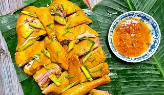 Hình ảnh gà ủ muối hoa tiêu khay nửa con ( nóng) chặt sẵn