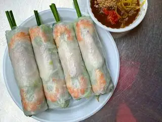 Gỏi Cuốn Tôm Thịt Chấm Tương Đen  - 9.000 ₫ tại Quán Ăn Tiger - Bánh Xèo, Gỏi Cuốn Tôm Thịt & Hột Vịt Lộn -  Ấp Chiến Lược