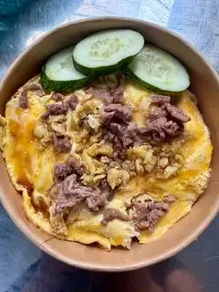 Hình ảnh com phủ trứng cua  bò 