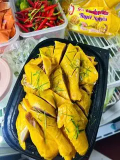 Hình ảnh 1 con gà ủ muối k đầu (chặt sẵn)