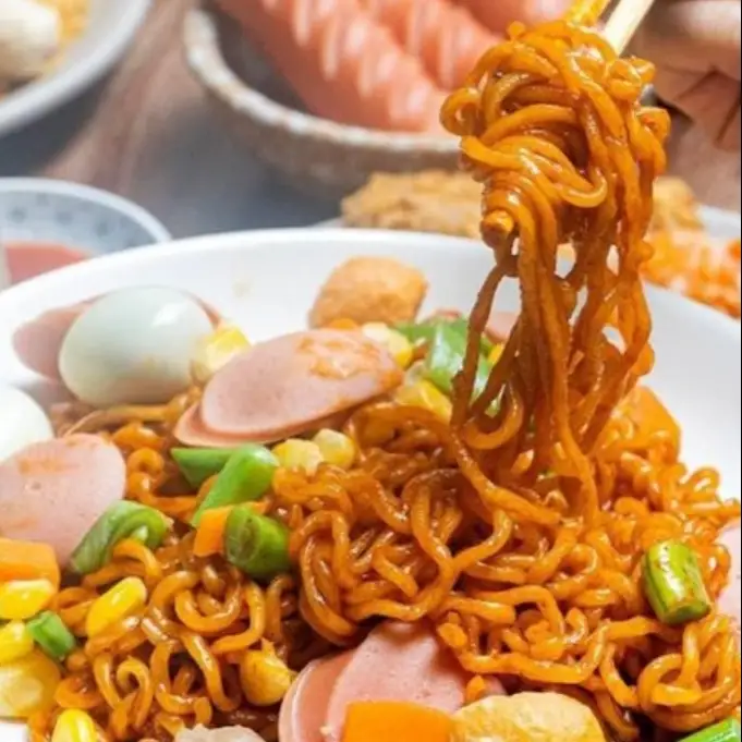 Hình ảnh Mỳ indomi trộn xúc xích viên trứng ốp
