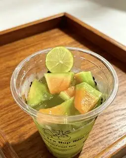 Trà lài dưa lưới ly 700ml - 42.000 ₫ tại Tiệm Trà Núp Hẻm - Trà Trái Cây Tươi - Trần Hưng Đạo