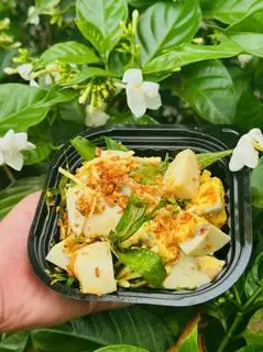 Trứng gà vữa trộn sate tỏi - 30.000 ₫ tại Bánh Tráng Ghiền - Ngô Quyền