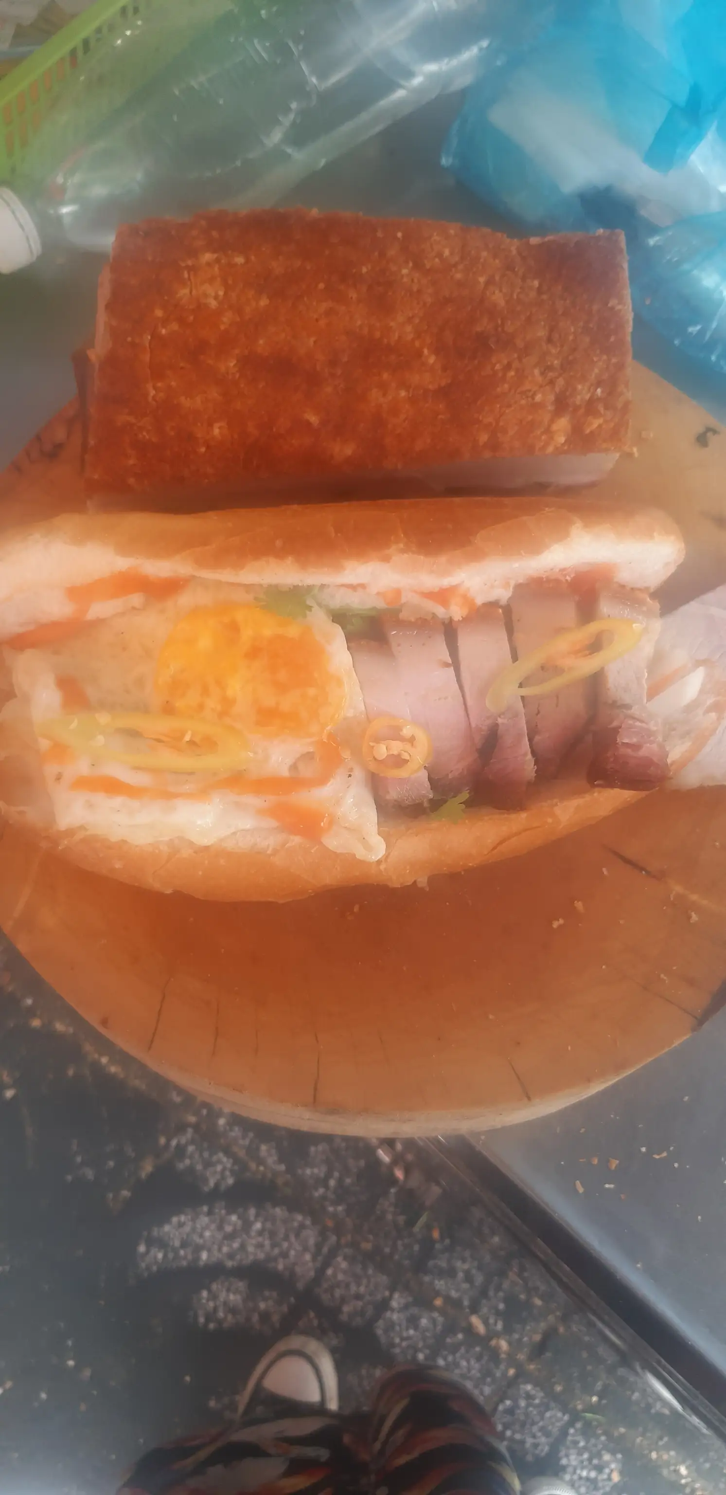 Bánh mì heo quay ốp la - 35.000 ₫ tại Bánh Mì Heo Quay Cô Tư - Nơ Trang Long