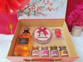 Hình ảnh Hộp quà hạt điều+ đông trùng ngâm mật ong+ 4 hũ yến