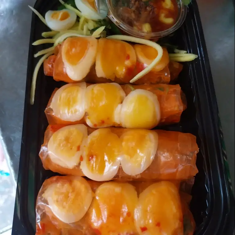 Bánh tráng cuốn chấm me mỡ hành sốt bơ - trứng cút hồng đào - 39.000 ₫ tại Hằng - Bánh Tráng Trộn & Bánh Tráng Nướng