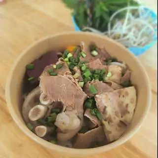 Hình ảnh Bún Bò Huế Đầy Đủ Không Huyết