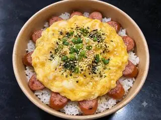 Hình ảnh Cơm Xúc Xích Phủ Trứng