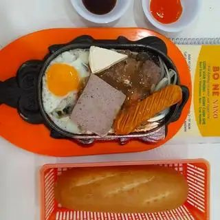 Bò né trứng xúc xích pate phô mai (Beef Steak - Eggs - Saussage - Pate - Cheese) - 125.000 ₫ tại Bò Né Nano - Quốc Hương