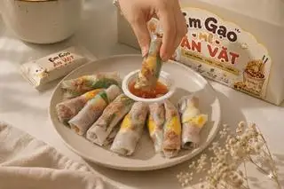 Hình ảnh Bánh tráng cuốn trứng sốt bơ