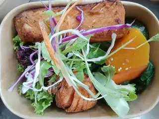 Hình ảnh Cơm gạo lứt - cá hồi áp chảo - salad - rau củ