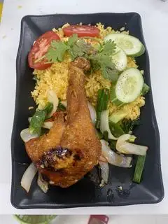 Hình ảnh Cơm chiên đùi gà góc tư