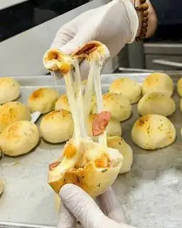 Pizza bomb hot hit - 50.000 ₫ tại Manhbeo - Lạp Xưởng Nướng Đá, Cá Viên Chiên & Đồ Ăn Vặt - Cao Đạt
