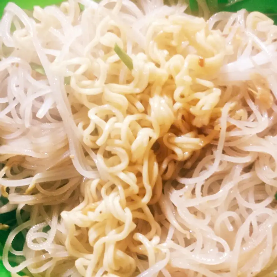 Hình ảnh Hủ tiếu Mì gói đầy đủ