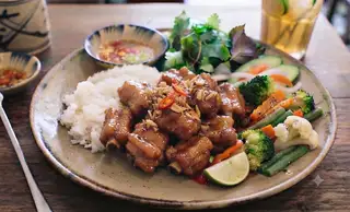 Hình ảnh Cơm sườn xào chua ngọt