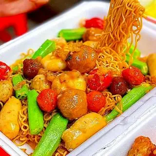 Mì trộn thập cẩm - trứng ốp La - 40.000 ₫ tại Mr Chu Cá Viên Chiên & Mì Trộn Quận 7 - Nguyễn Thị Thập