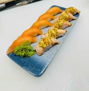 Hình ảnh Set 10 miếng sushi cá hồi tươi và cá hồi sốt phô mai cay