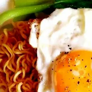 Mì trộn trứng ốp La - 25.000 ₫ tại Mr Chu Cá Viên Chiên & Mì Trộn Quận 7 - Nguyễn Thị Thập
