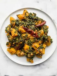 Hình ảnh Aloo palak/ Khoai tây nấu rau cải bó xôi