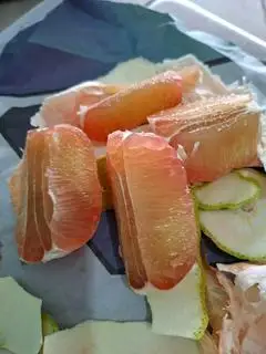 Hình ảnh Bưởi da xanh gọt sẵn