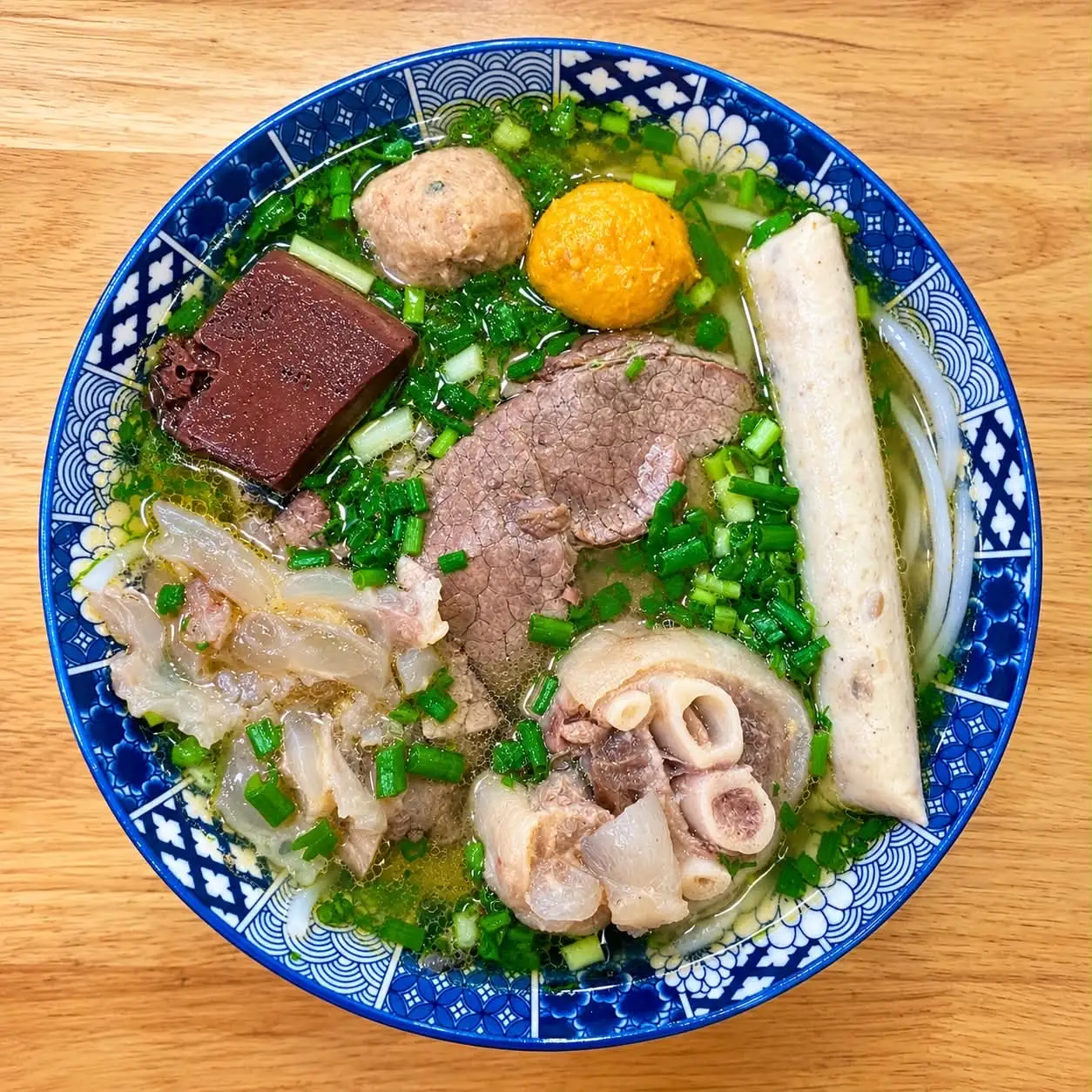 Hình ảnh Bún bò huế đầy đủ
