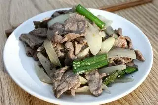 Thịt bò xào củ hành  - 30.000 ₫ tại BÚN THỊT XÀO CÔ CÚC - Lê Hồng Phong