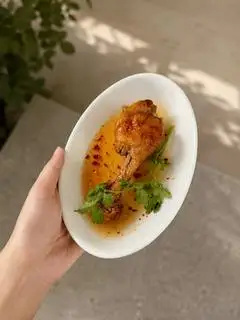 Hình ảnh Cơm đùi gà chiên nước mắm