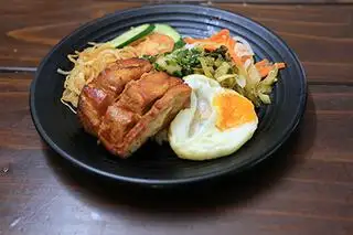 Hình ảnh Cơm tấm sườn cây nướng mật ong + Ốp la + Bì