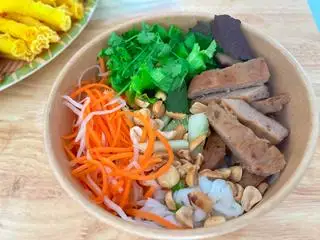 Hình ảnh Phở trộn nem nướng