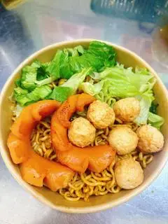 Hình ảnh Mì trộn xúc xích - cá viên