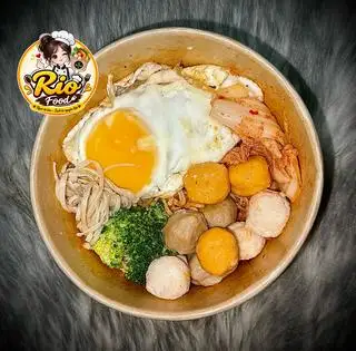 Hình ảnh Mì trộn cá viên và trứng chiên
