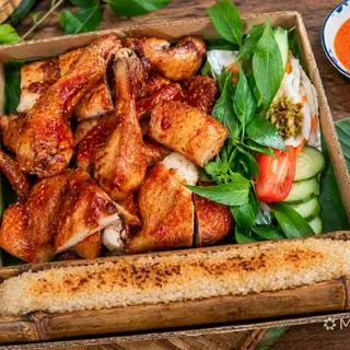 Hình ảnh 1 con gà xốt bí truyền + cơm lam