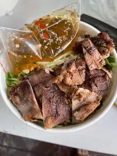 Hình ảnh Bún trộn thịt nướng