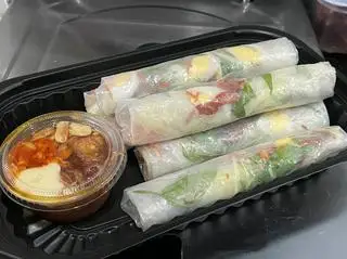 Hình ảnh Bánh tráng cuốn chấm mắm me