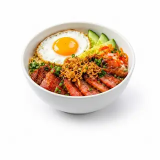 Hình ảnh Mì trộn xúc xích trứng 
