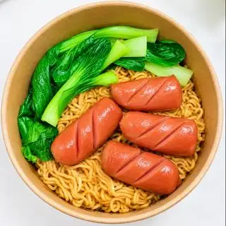 Hình ảnh Mì trộn Indomie xúc xích 