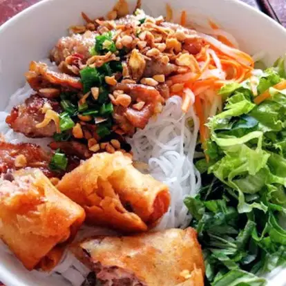 Bún thịt xào + chả giò  - 45.000 ₫ tại Bếp Nhà Ngọc - Cơm Tấm, Bún Thịt Nướng & Mì Xào Bò - Đường Số 8