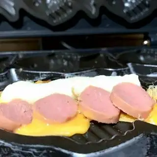 Hình ảnh Bánh cá nhân xúc xích ruốc phomai