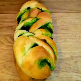 Hình ảnh Bánh Mì Hoa Cúc Trà Xanh Nho