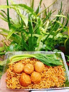 Mì Trộn Cá Viên - 35.000 ₫ tại Chị Bầu Bánh Tráng & Trà Tắc - Phú Hữu