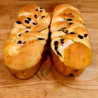 Hình ảnh Bánh Mì Hoa Cúc Nho Dừa