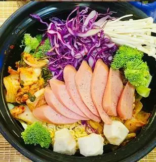 Hình ảnh Mỳ Cay Xúc Xích ( Nấu Chín ) 