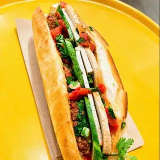 Hình ảnh Bánh Mì Xíu Mại Đặc Biệt Tặng 1 Bánh Mì Chấm Sốt Sữa + 1 Trà Sâm Dứa