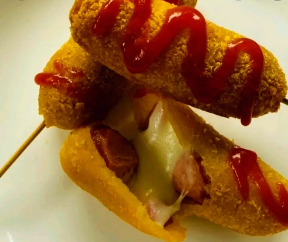 Hotdog xúc xích phô mai-1 cây - 22.000 ₫ tại Tokbokki Bánh Gạo Cay & Gà Viên Sốt Cay Alay - Bùi Đình Túy
