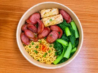 Hình ảnh mì trộn xúc xích, chả mực xoắn