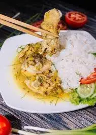 Hình ảnh Cơm thịt quay - gà rang gừng - dưa chua xào