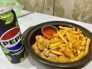 Hình ảnh combo khoai , gà lắc phô mai + 1 pessi 